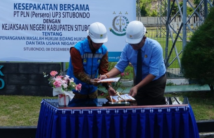 BERSEPAKAT: Kepala Kejaksaan Negeri Situbondo Nauli Rahim Siregar (kanan) bersama Manager PLN UP3 Situbondo Suhandopo (kiri) menandatangani surat kesepakatan bersama di Gardu Induk Kabupaten Situbondo kemarin (8/12). (Humaidi/JPRS)