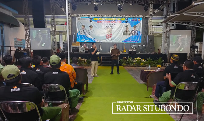 KHIDMAT: Kepala Satpol PP Kabupaten Situbondo Bukhori (kanan), Kasi Pidum Kejari Situbondo Agus Budiyono (tengah), serta petugas dari Bea dan Cukai Jember dalam acara sosialisasi cukai di Kecamatan Asembagus, Senin malam (5/12). (HUMAIDI/JPRS)