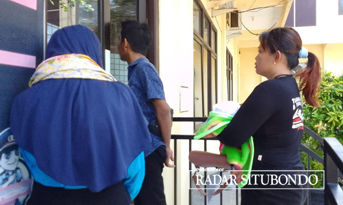 MENCARI KEADILAN: Korban pencabulan (tengah) didampingi kedua orang tuanya membawa bayi yang masih berusia satu minggu ke Mapolres Situbondo, Rabu (28/12/22). (HUMAIDI/JPRS)