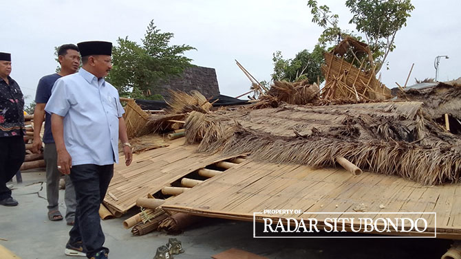 RESPON CEPAT: Bupati Situbondo Karna Suswandi bersama Kepala Dinas Pariwisata Situbondo, meninjau kondisi wisata KK26, Minggu (25/12). (HUMAIDI/JPRS)