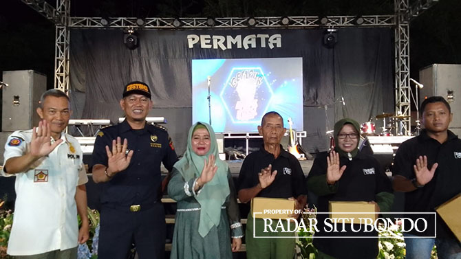 KOMPAK MENOLAK:&nbsp; Kepala&nbsp; Satpol PP Situbondo Bukhori (kiri) dan Kepala seksi Kepatuhan dan penyuluhan internal Jember, Sardiyanto (pakai topi) dalam acara sosialisasi stop peredaran rokok ilegal di Alun-alun Kecamatan Kendit, Jumat lalu (9/12).