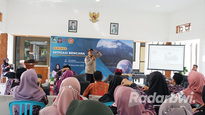 NARASUMBER: Wawan Supriyadi memaparkan materi kesiapsiagaan satuan pendidikan dalam menghadapi bencana. (DISPENDIK UNTUK RABA)