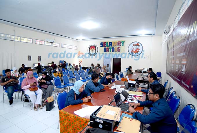 Sejumlah warga mendaftar menjadi panitia pemungutan suara desa di kantor KPU Banyuwangi