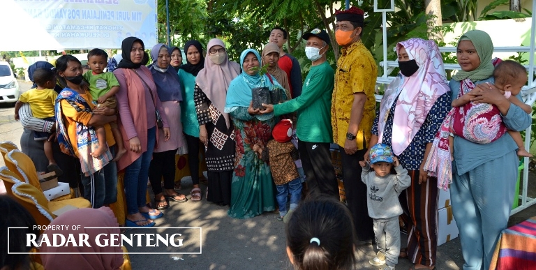 BIBIT: Kabid Ketahanan Pangan Abdul Halim (empat dari kanan) memberikan bantuan bibit cabai dan bawang merah kepada perwakilan ibu-ibu di Kelurahan Kertosari, Kecamatan Banyuwangi, Jumat (2/12).( Lugas Rumpakaadi/JPRG)
