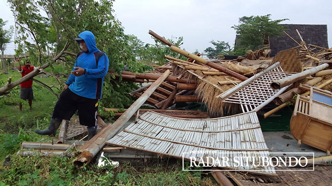 RATA DENGAN TANAH: Sejumlah pengelola wisata  KK26 mengevakuasi sejumlah barang yang masih bisa difungsikan ke tempat yang lebih aman, Minggu (25/12). (HUMAIDI/JPRS)