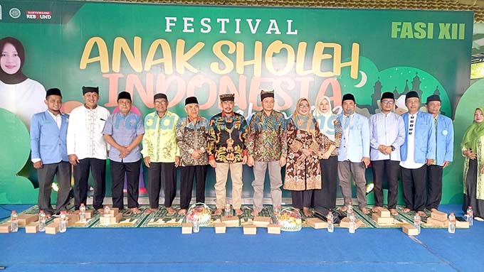 FOTO BERSAMA: Dirda LPPTKA-BKPRMI Ustadz Syamsul Hadi, Kabag Kesra HM. Lukman, Ketua  MUI HM. Yamin, perwakilan Kemenag, Camat Nanik Machrufi, Kepala SMPN 1 Glagah Dardiri serta anggota Fraksi PPP DPRD HM. Basir Khadim saat menghadiri seleksi FASI XII Tin