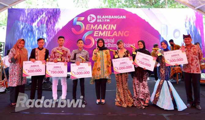REGENERASI: Bupati Ipuk Fiestiandani (tengah) didampingi Kepala Dinsos PPKB Henik Setyorini (kiri) dan Kepala Diskominfo Budi Santoso berfoto bersama anak-anak muda juara Festival Gendhing Using di amfiteater Radio Blambangan, Senin (12/12). (DINI FOR RAB