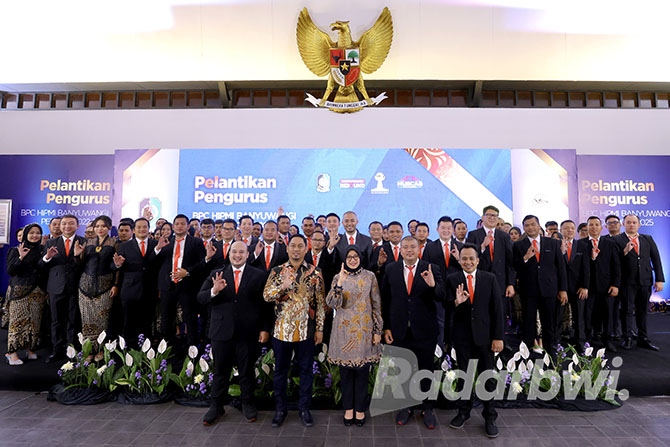 SINERGI DAN KOLABORASI: Jajaran pengurus BPC Hipmi Banyuwangi periode 2022-2025 berfoto bersama dengan  Bupati Ipuk Fiestiandani Azwar Anas dan Ketua BPD Hipmi Jatim Rois Sunandar Maming usai pelantikan di Pendapa Sabha Swagata Blambangan, Rabu malam (