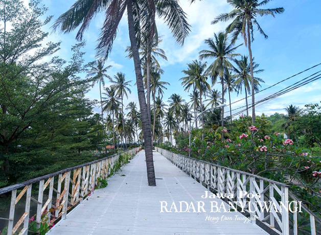 SIAP MENYAMBUT TAHUN BARU: Pengunjung bisa menikmati pemandangan pantai dan transplantasi terumbu karang di Pantai GWD yang terletak di Desa Bangsring, Wongsorejo. (RAMADA KUSUMA/RABA)