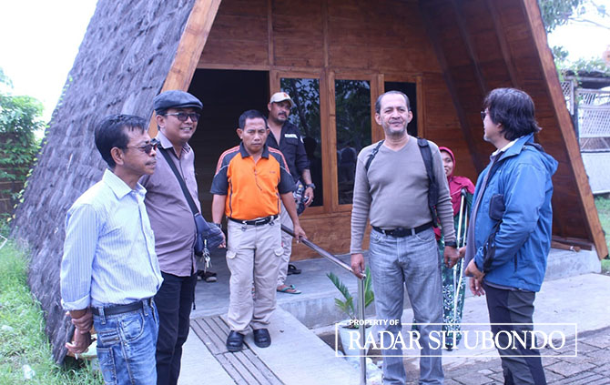 TINJAU KK26: Anggota komisi III DPRDR Situbondo, Janur Sasra (kiri), berbincang dengan Plt Kepala BPBD Situbondo, Sentot Sugiono, di area wisata KK26, Minggu (25/12). (HUMAIDI/JPRS).