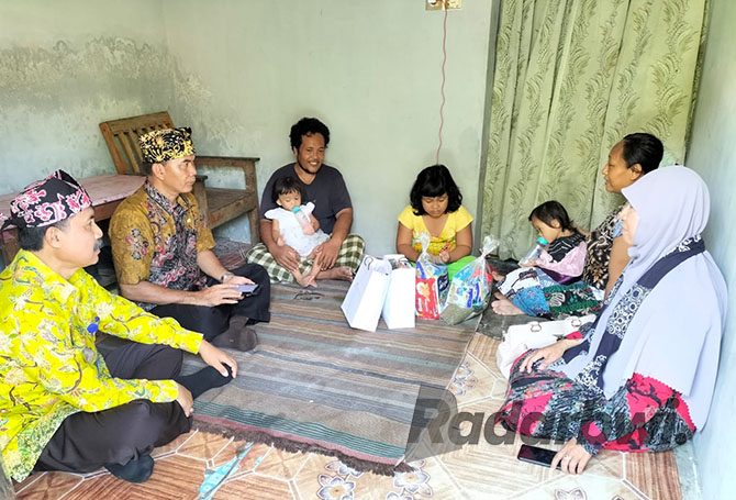 EMPAT ANAK: Korwilkersatdik Banyuwangi bersama Camat Banyuwangi, Kepala SDN 2 Tukangkayu mendatangi rumah Rezqyta Aurelia Kirana Ramadhani, siswa putus sekolah di Jalan Ikan Paus, Kelurahan Karangrejo, Kecamatan Banyuwangi, Selasa (6/12). (Satkorwil Banyu
