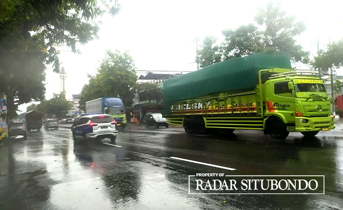 LANCAR: Sejumlah kendaraan melintas di jalur pantura Situbondo, tepatnya di Jalan PB Sudirman, Kelurahan Mimbaan, Kecamatan Panji, Jumat (15/12). (IWAN FERIYANTO/JPRS)