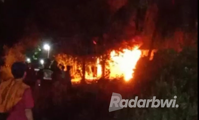BAHU-MEMBAHU: Anggota Pusdalops BPBD Kabupaten Situbondo, Minggu malam (11/12)  melakukan pembasahan di lokasi kebakaran milik Misyanto warga Dusun Ranurejo, Desa Sumberanyar, Kecamatan Banyuputih. (HUMAIDI/JPRS)