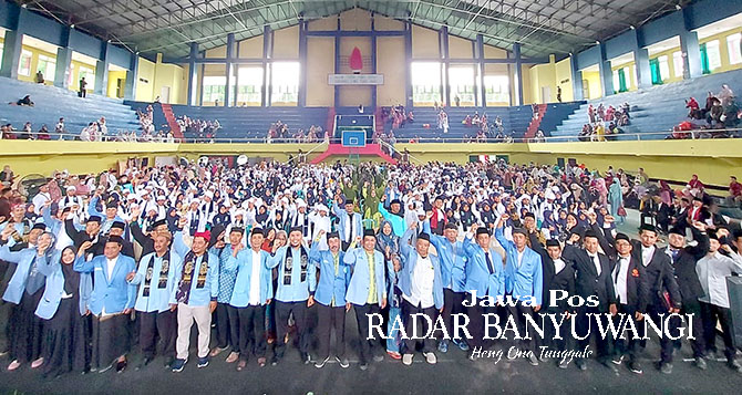 FOTO BERSAMA: Para santriwan/santriwati usai mengikuti rangkaian wisuda Lembaga Pembinaan dan Pengembangan Taman Kanak-kanak Al- Quran (LPPTKA) di GOR Tawangalun, Kamis (29/12). (TOHA/RABA)
