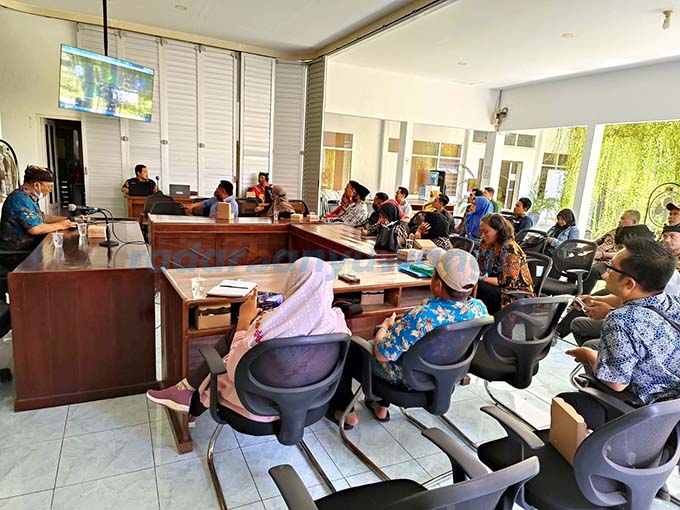 REMBUK: Suasana kegiatan monitoring, evaluasi, dan pembinaan BKK 2022 di aula kantor DPMD kemarin (20/12). (Yeny untuk RadarBanyuwangi.id)