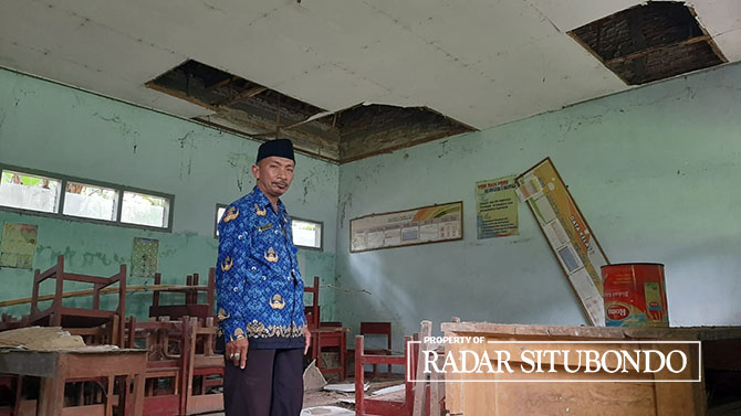 TAK LAYAK PAKAI: Kepala SDN 5 Bantal, Kecamatan Asembagus Amsuto memperlihatkan ruangan sekolah yang sudah tidak layak di pakai, Rabu (30/11). (HUMAIDI/JPRS)