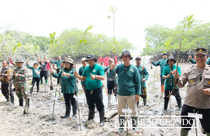 PEDULI LINGKUNGAN : Jajaran Management PT. PLN UIP JBTB, Karyawan/i TN Baluran, petugas DLH Kabupaten Situbondo dan masyarakat sekitar melakukan penanaman 15 ribu pohon.(MARJHONO/JPRS)