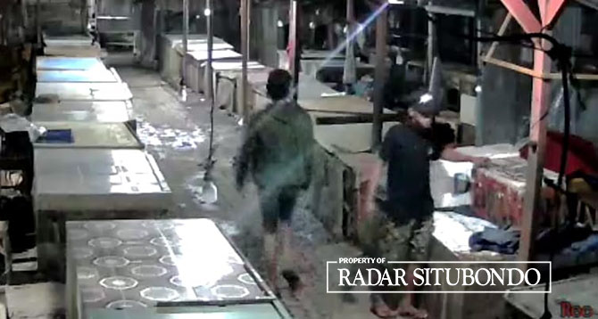 TEREKAM CCTV: Dua orang tak dikenal sedang membawa ikan milik pedagang di Pasar Tradisional Pabrik Gula, Desa Gudang, Kecamatan Asembagus. (IWAN FERIYANTO/JPRS)