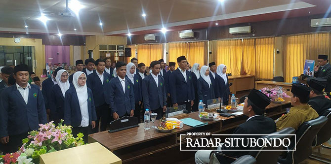 DISUMPAH: Sejumlah mahasiswa STAI Cendekia Insani dilantik sebagai pengurus BEM Periode 2022–2023 di aula lantai dua Pemkab Situbondo, Selasa (20/12). (IWAN FERIYANTO/JPRS)