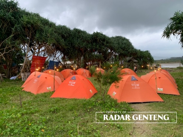 RAMAI: Tenda pengunjung di tempat wisata Muara Mbaduk, Desa Sarongan, Kecamatan Pesanggaran, ramai dikunjungi wisatawan menjelang tahun baru 2023, Selasa (27/12). (Anang Untuk JPRG)