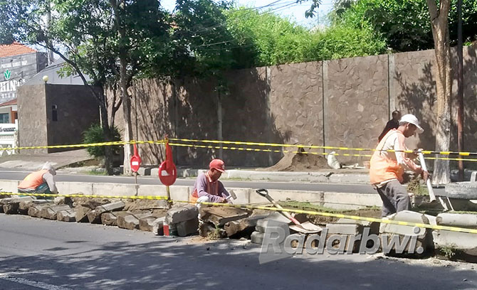 WAJAH KOTA: Dua pekerja melakukan perbaikan median jalan di ruas Gajah Mada, depan SPBU Panataban, Kamis (1/12). (GARETA WARDANI/RABA)
