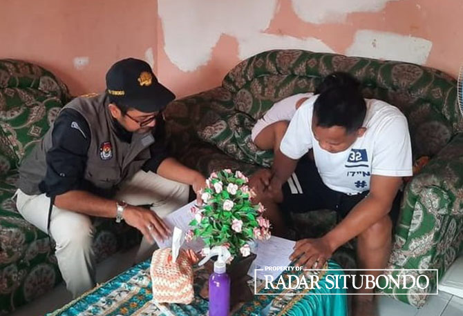 VERIFIKASI FAKTUAL: KPU Situbondo melakukan pendataan keanggotaan partai politik yang baru berdiri dan mendaftar sebagai peserta pemilu di Kelurahan Patokan, Kecamatan Kota. (Dok/JPRS)