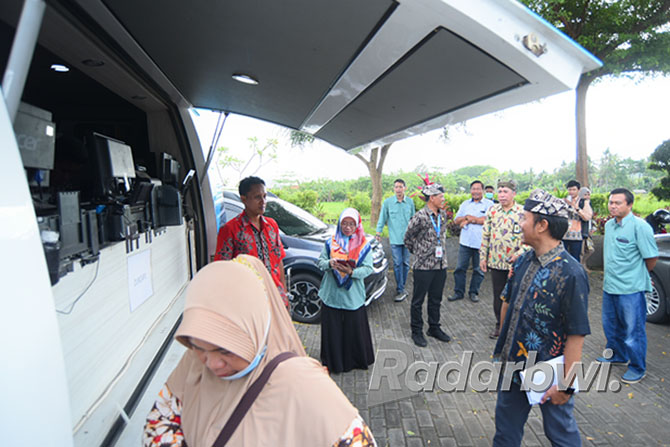 LEBIH PRAKTIS: Karyawan Jawa Pos Radar Banyuwangi memanfaatkan layanan Identitas Kependudukan Digital lewat kendaraan keliling Dispendukcapil, Selasa (13/12). (RAMADA KUSUMA/RABA)