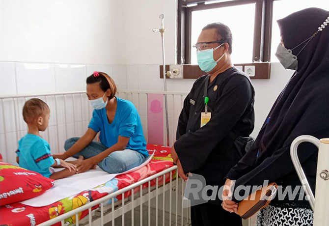 TINJAU: Tim Manajer Pelayanan Pasien (MPP) RSUD Blambangan berkoordinasi dengan keluarga pasien yang rawat inap. (VIRNA RSUD BLAMBANGAN FOR RABA)