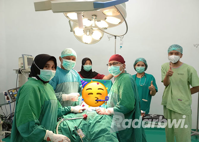 AMAN: Tim kamar operasi RSUD Genteng yang terdiri dokter kandungan, dokter anestesi, dokter spesialis anak, dan perawat kamar operasi siap melayani operasi caesar dengan metode ERACS. (SRY INDAYANI UNTUK JPRG)