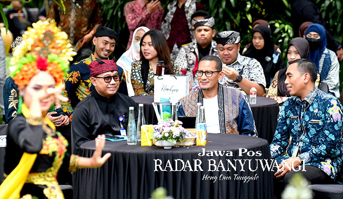 SINGGAH DI PENDAPA: Menparekraf Sandiaga Uno  didampingi Direktur Pemasaran Pariwisata Nusantara Dwi Marhen Yono diterima Sekkab Mujiono di Pendapa Sabha Swagata Blambangan, Kamis (29/12). (RAMADA KUSUMA/RABA)