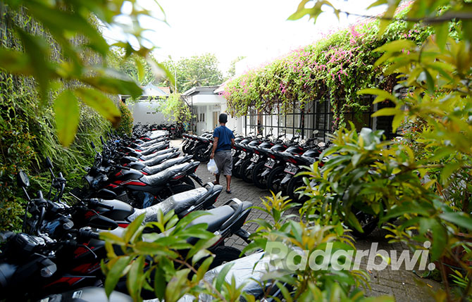 MASIH TERBUNGKUS PLASTIK: Puluhan sepeda motor dinas untuk kepala desa dijejer rapi di kantor Pemkab Banyuwangi, Jumat (16/12). Jenisnya ada dua, yaitu Honda Verza CB-150 dan Honda ADV-160. (RAMADA KUSUMA/RABA)