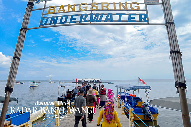 TAK KALAH DENGAN BALI: Tempat wisata  Bangsring Underwater menawarkan pemandangan bawah laut dan rumah apung. Pengunjung bersiap menuju Pulau Menjagan maupun Tabuhan dengan naik perahu.  (RAMADA KUSUMA/RABA)