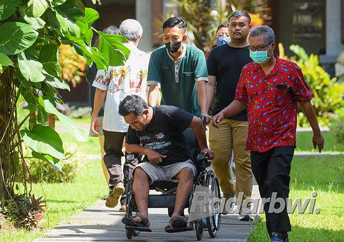 PAKAI KURSI RODA: Petugas medis dan pihak Hotel Ketapang Indah memberikan pertolongan kepada seorang wartawan menuju rumah sakit kemarin (12/12).(RAMADA KUSUMA/RaBa)