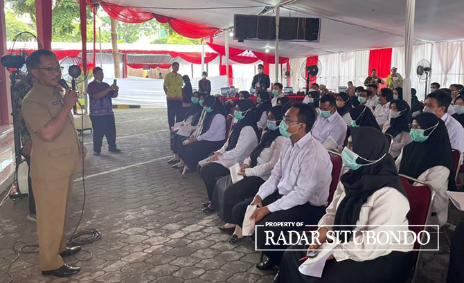 BERIKAN ARAHAN: Kepala BKP-SDM Situbondo Samsuri menyapa ratusan peserta PPPK tenaga kesehatan saat mengikuti ujian tes tulis di Gedung Graha Widya Harja, Kota Probolinggo, Rabu (14/12) lalu. (BKPSDM untuk JPRS)