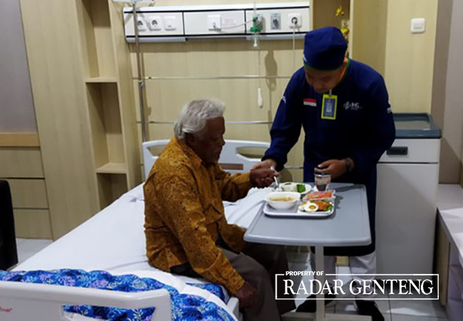 TELATEN: Perawat geriatri RSU Bhakti Husada Krikilan sedang melatih pasien makan secara mandiri. (RUSTIDA UNTUK JPRG)