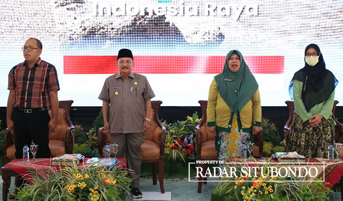 BERSAMA-SAMA: Bupati Situbondo Drs Karna Suswandi dan Direktur RSAR Situbondo dr Roekmy Prabarini Ario dalam acara sosialisasi khusus perempuan di Pendapa Arya Situbondo, Selasa (20/12). (IWAN FERIYANTO/JPRS)