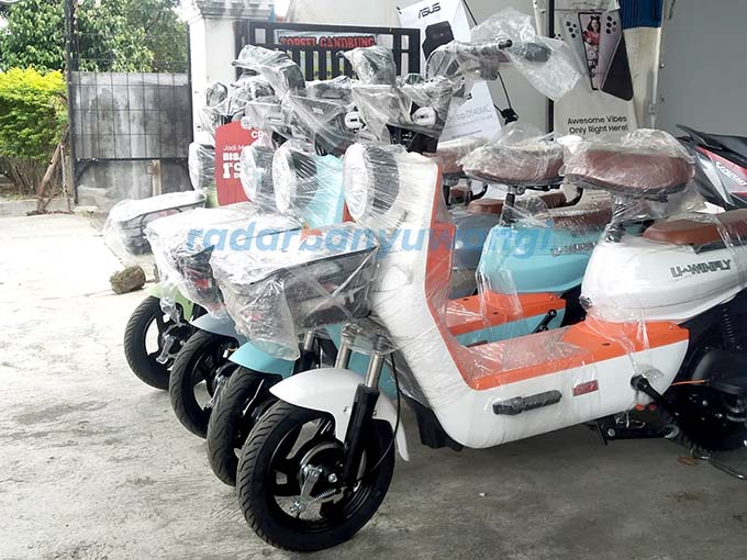 TERBUNGKUS: Deretan sepeda listrik dipajang di depan salah satu kios di Jalan Agung Suprapto, Banyuwangi. (Gareta Wardani/RadarBanyuwangi.id)