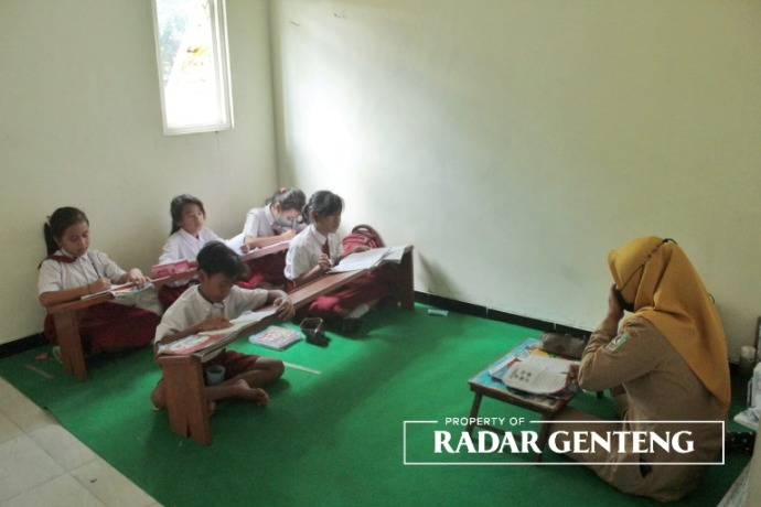 MENGUNGSI: Proses KBM siswa SDN 7 Tegalharjo, Kecamatan Glenmore di gedung TPQ Dusun Krajan, Desa Karangharjo, Kecamatan Glenmore, pada Senin (19/12). (Salis Ali/JPRG)