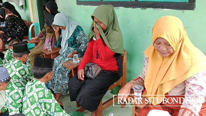 MOMEN HARU: Puluhan siswa tingkat PAUD dan MTs di Dusun Campalok, Desa Jatisari, Kecamatan Arjasa, membasuh kaki ibunya, Kamis (22/12). (HUMAIDI/JPRS)