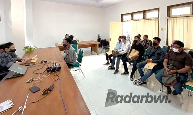 ADU NASIB: Suasana walk in interview PT Pinus Merah Abadi di Kantor Disnakertransperin, Selasa (4/10). (INTAN UNTUK RABA)
