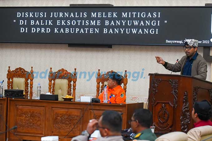 MEMINIMALKAN RISIKO: GM Geopark Ijen Banyuwangi Abdillah Baraas memaparkan materi berkaitan mitigasi bencana di hadapan para jurnalis di kantor DPRD Banyuwangi kemarin (22/12). (Ramada Kusuma/RadarBanyuwangi.id)