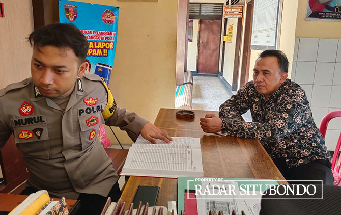 TEMPUH JALUR HUKUM: Direktur RSUD Besuki Dr Imam Hariyono melaporkan pembawa airsoft gun ke Mapolsek Besuki, Jumat (2/12). (HUMAIDI/JPRS)