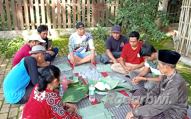 RITUAL: Warga Desa Kemiren menggelar selamatan di petilasan Buyut Cungking, Minggu (11/12). Tokoh kampung berdoa di depan makam Buyut Cili. (Haidi Bing Slamet untuk RaBa)