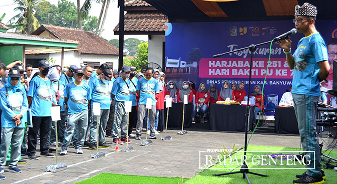SAMBUTAN: Kepala Dinas PU Pengairan Guntur Priambodo memberikan sambutan dalam rangka Hari Bakti PU ke-77 dan Harjaba ke-251 di halaman Korsda Cluring, Jumat (16/12). (LUGAS RUMPAKAADI/JPRG)