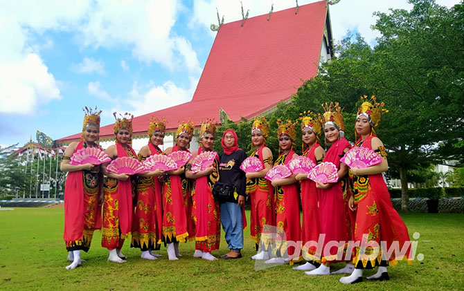 LESTARIKAN BUDAYA LELUHUR: Penari gandrung dari Ikawangi Banjarbaru tampil di kantor Gubernur Kalimantan Selatan pada 19 Desember 2021 lalu. Mereka tersambung dengan pergelaran Gandrung Sewu Nusantara di Pendapa Bupati Banyuwangi.  (SUMITO FOR RABA)