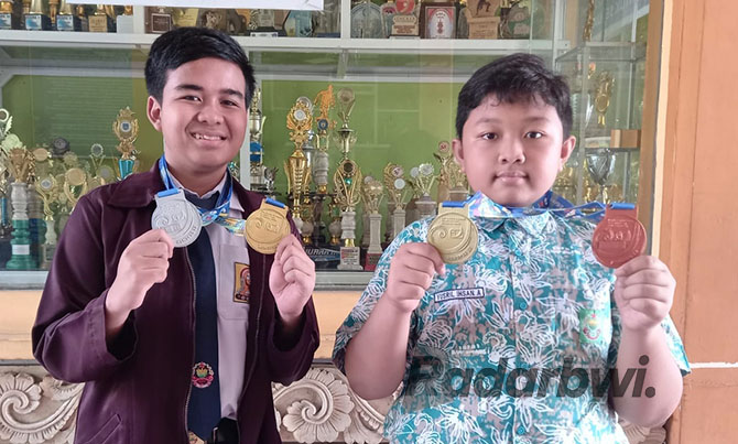 BIKIN BANGGA: Arkandaffa Arjakumara (kiri) dan Yusril Ihsan Adinatanegara peraih medali emas dan perunggu dalam Asian Science & Mathematics Olympiad for Prymary and Secondary Schools (ASMOPSS) 2022 yang berlangsung di Bali, Minggu (27/11). (AYU LESTARI/RA
