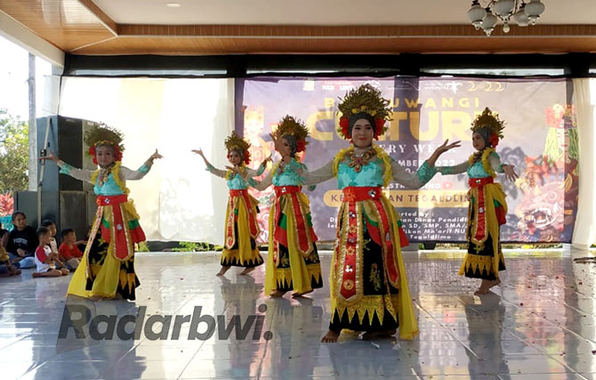 GEMULAI: Pelajar dari SMPN Muhammadiyah 3 Tegaldlimo menampilkan tari menjeng dalam gelaran Banyuwangi Culture Everyweek (BCE), Sabtu (10/12). (MUJIONO FOR RABA)