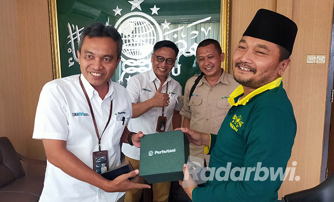 SILATURAHMI: Administratur (ADM) Perhutani KPH Banyuwangi Selatan Panca Putra Maju Sihite memberikan cenderamata kepada Ketua PCNU Banyuwangi H Moh. Ali Makki Zaini di kantor PCNU Rabu (7/12). (DEDY JUMHARDIYANTO/ RABA)
