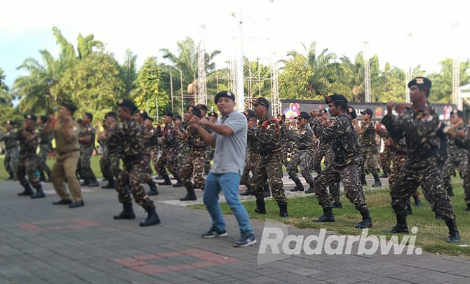 SIAP DITERJUNKAN: Ratusan personel Banser mengikuti senam bersama usai apel di lapangan Taman Blambangan, Kamis sore (15/12). (DEDY JUMHARDIYANTO/ RABA)