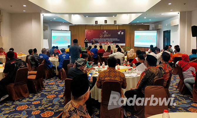 KOMPAK: Pengurus parpol, tokoh agama, akademisi, dan ormas menghadiri uji publik rancangan penataan dapil dan alokasi kursi anggota DPRD Banyuwangi di Hotel Santika, Senin (12/12). (DEDY JUMHARDIYANTO/RABA)